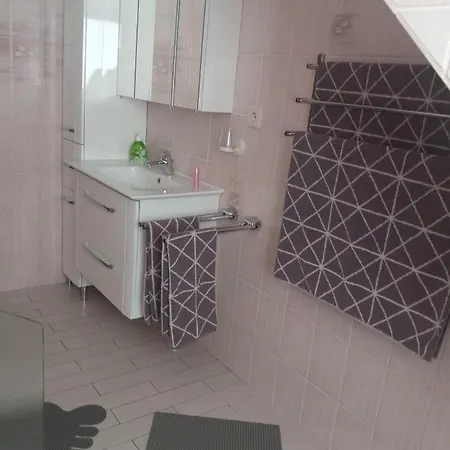 Ferienwohnung-dorette-in-stakendorf-mit-blick-ueber-den-dorfteich